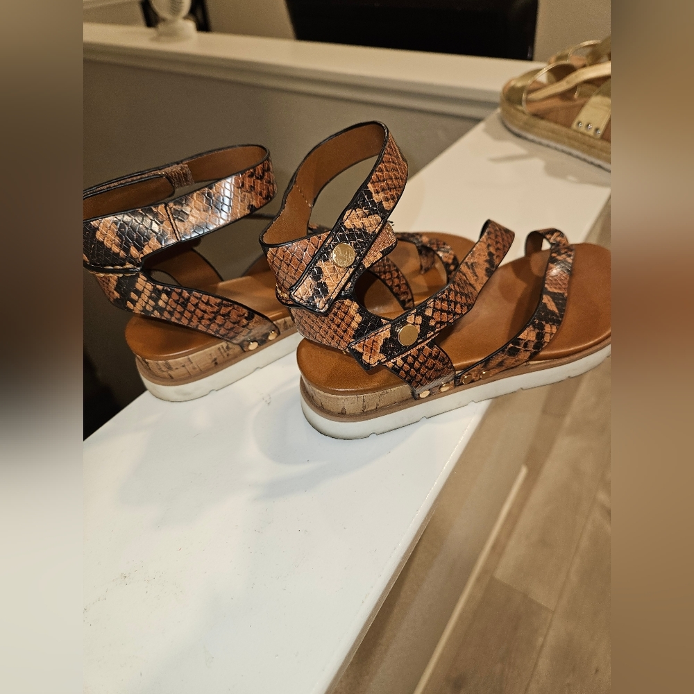 Women's Sandal - Picture 3 of 3